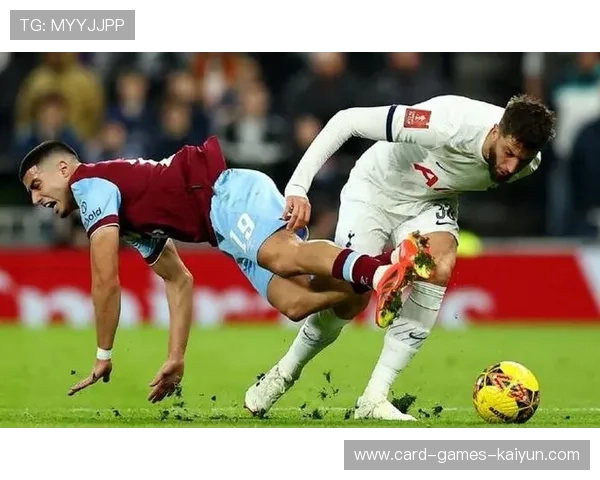 热刺吉尔左脚兜射：球速极快，对方无力阻挡的瞬间解码