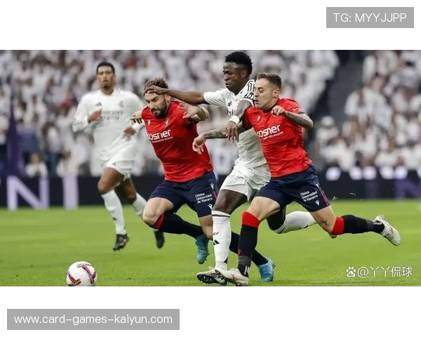 皇马中场策动反击,伯纳乌掌声如潮 皇马中场策动反击,伯纳乌掌声如潮