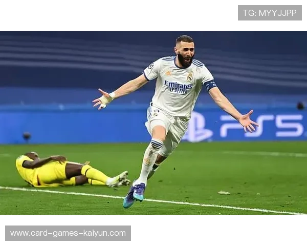 本泽马外脚背横传找到禁区空当