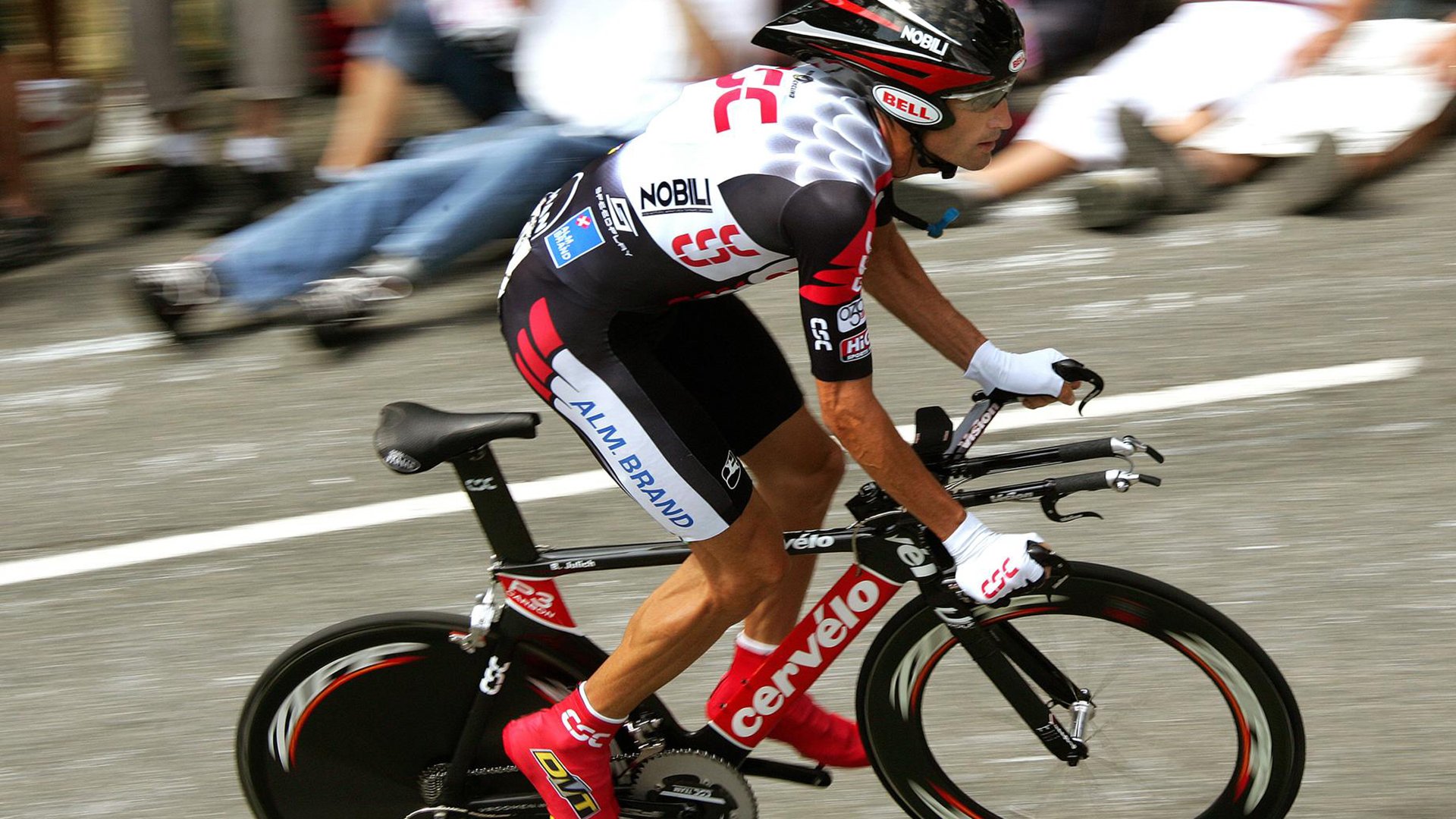 羽毛球比赛进入半决赛阶段